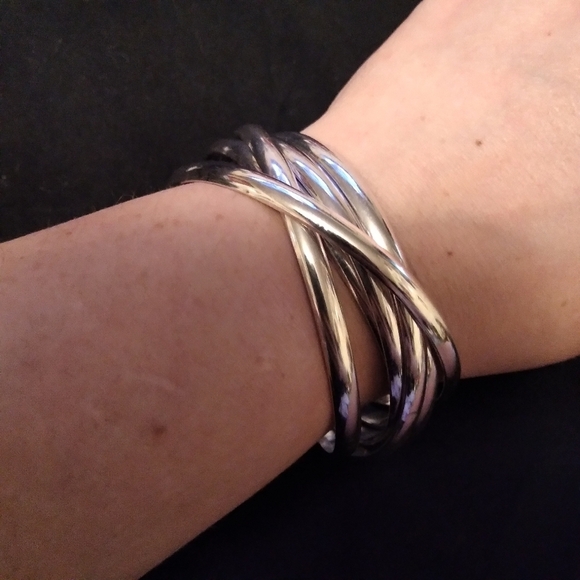 Silvertone necklace and interwined bangles - Picture 8 of 9